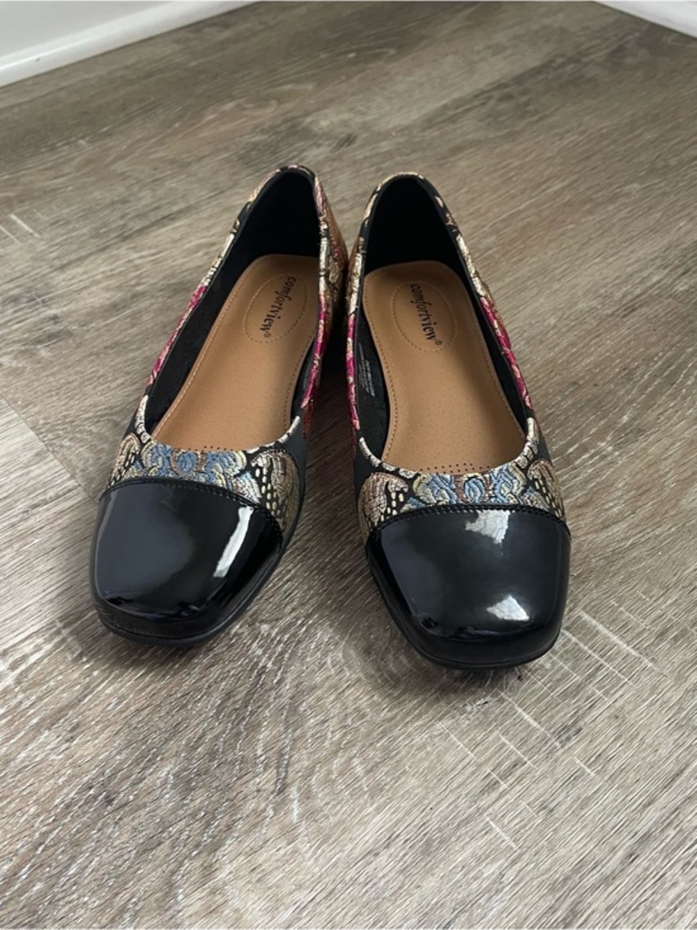 Comfortview Black Patent Toe Flats Women’s 8.5w Wide Floral Metallic Fabric